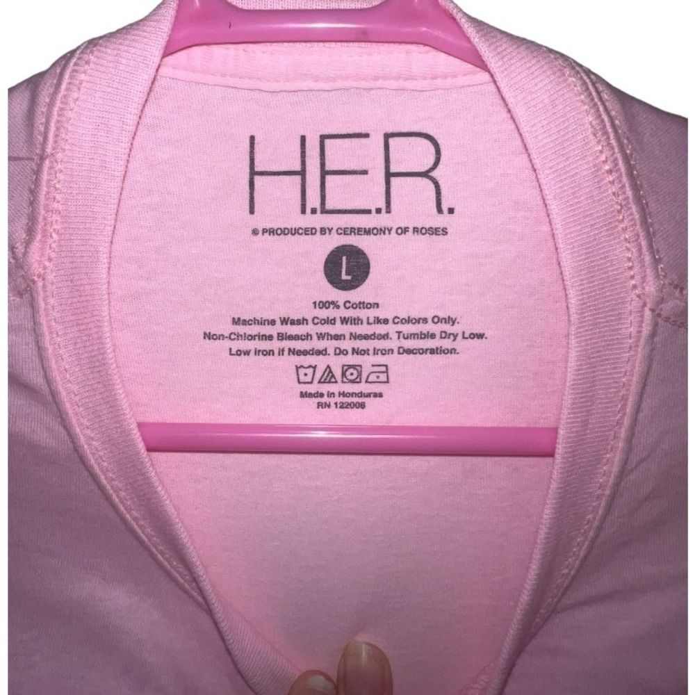 H.E.R. Graphic T-Shirt large NWOT - Picture 2 of 3